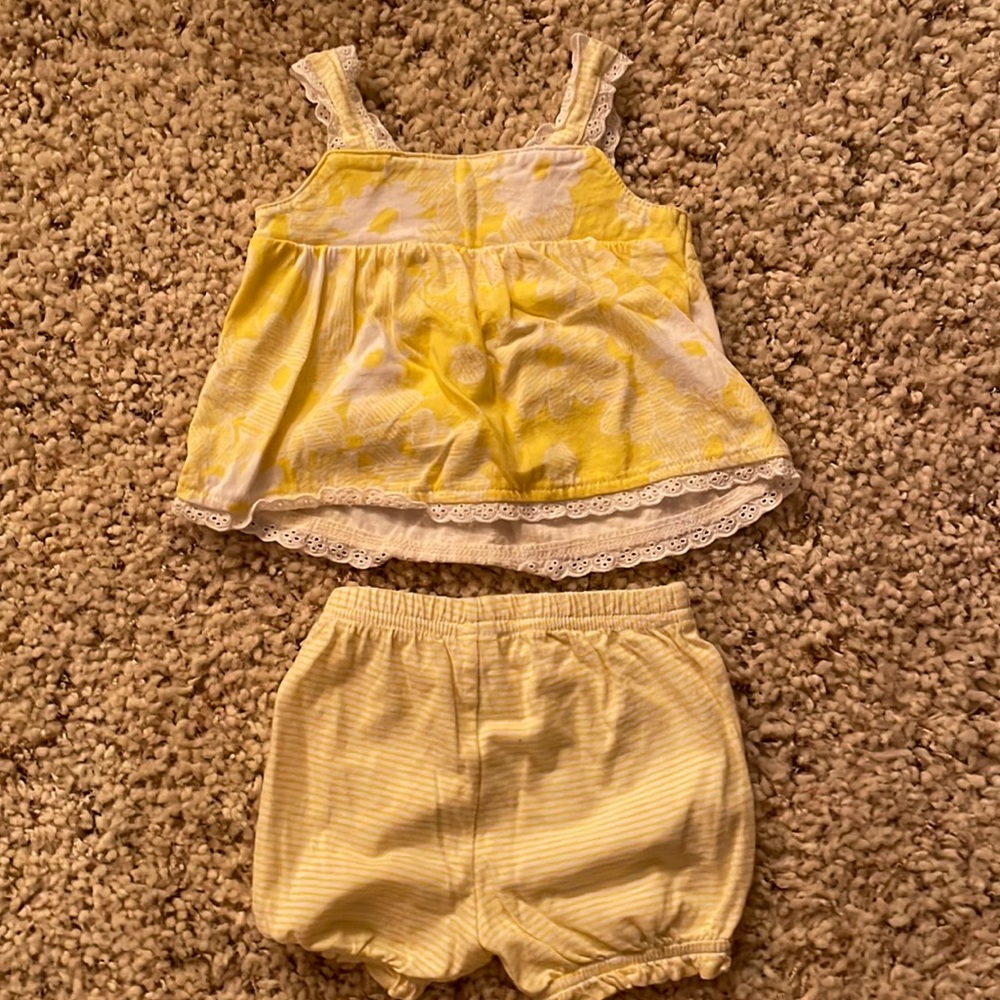 Yellow outfit baby girl size 3-6 months